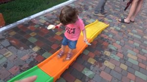 VLOG Алиса учится прыгать. Играем с Дашей в настольную игру.