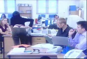 Девки в стрингах на работе!