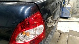 Приора седан! вытяжка задней части кузова, зажата дверь.