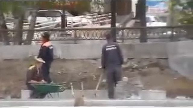 Гастарбайтеры ремонтируют плотинку в Екатеринбурге смотреть онлайн