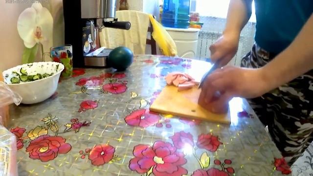 СТРАУСИНОЕ ЯЙЦО НА СКОВОРОДЕ ЯИЧНИЦА смотреть онлайн