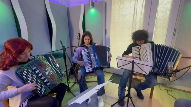 Moon River, from "Breakfast at Tiffany's"-Henry Mancini-Arranged for guitar and accordions смотреть онлайн