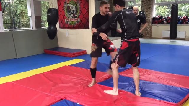 Бросок через бедро с болевым