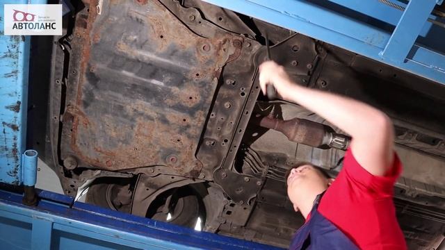 Подробный обзор автомобиля и демонтаж передних/задних тормозных суппортов и дисков на Nissan Juke. смотреть онлайн