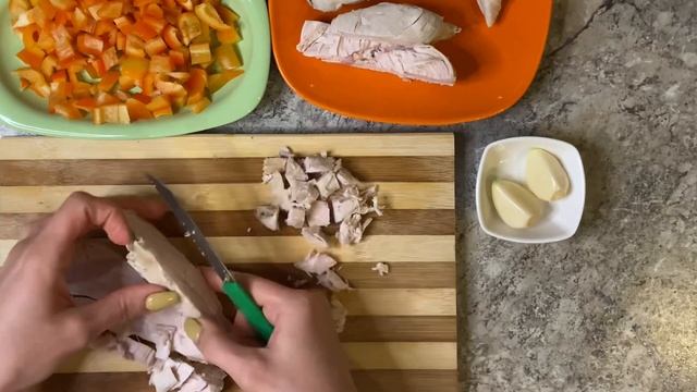 САЛАТ ИЗ БРОККОЛИ С ЖАРЕННОЙ КУРИНОЙ ГРУДКОЙ. ОСОБЕННЫЙ РЕЦЕПТ смотреть онлайн