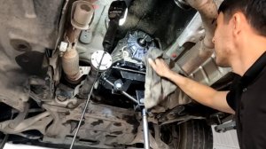 Замена сальника AKПП на соединении с раздаткой на GLS W166. Проверка уровня масла.