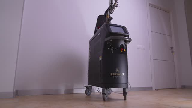 Процедура легендарного карбонового пилинга HOLLYWOOD LASER PE смотреть онлайн