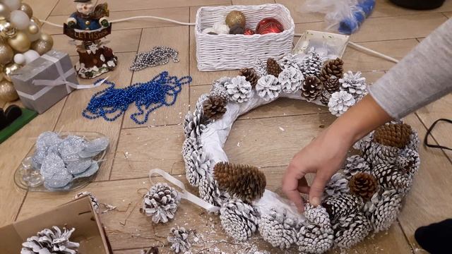 DIY: Рождественский венок из шишек своими руками! смотреть онлайн