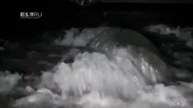 На ВИЗе из канализационного люка хлещет вода затоплены несколько автомобилей