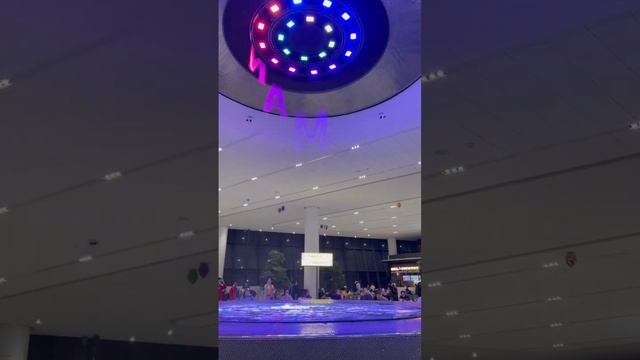 Поющий фонтан аэропорт Ла-Гуардия Нью Йорк смотреть онлайн