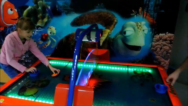 Играем в Чудо-парке . Ездим на машинках. Едим пиццу. смотреть онлайн