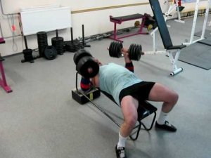 Жим гантелей лежа.Спортстудия