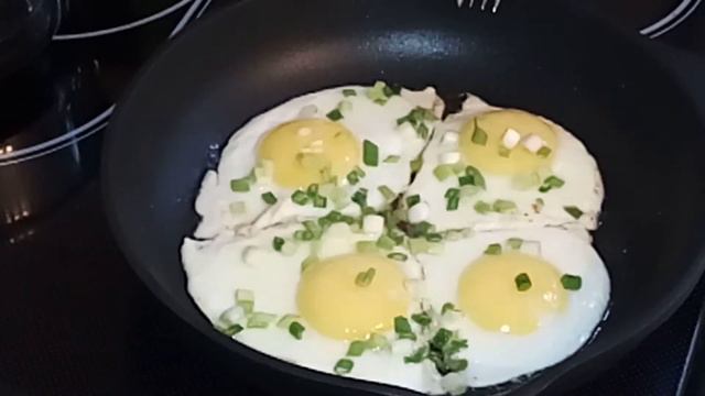 яичница с краковской колбаской и зеленым лучком... смотреть онлайн