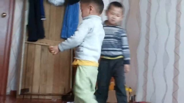 Парень любит носит... на бедрах