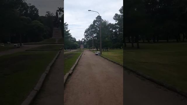 Сталинская застройка и ротонда, древние фундаменты и вазоны на Нарвской