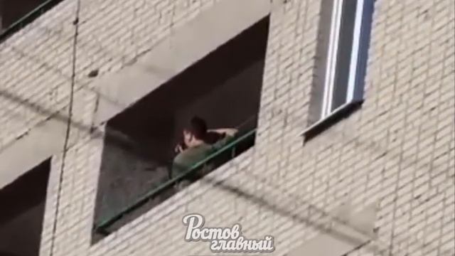 В Таганроге парень стрелял из игрушечного автомата по машинам смотреть онлайн
