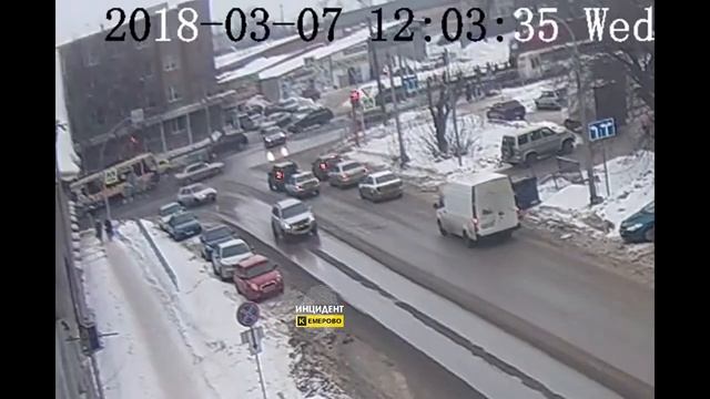 Сход снега с крыши в Кемерове смотреть онлайн