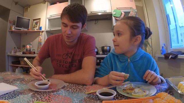 МУКБАНГ  КУШАЕМ РОЛЛЫ ЗА 965 РУБЛЕЙ  МАЙБОКС