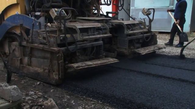 Укладывание асфальта к поликлинике 26,11,16 смотреть онлайн