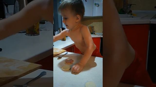 Как готовить пельмени ! Мастер-класс от Михаила! смотреть онлайн