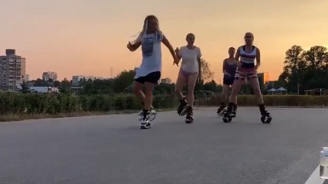 Тренировки на свежем воздухе- бесценны ))) Kangoo Jumps смотреть онлайн