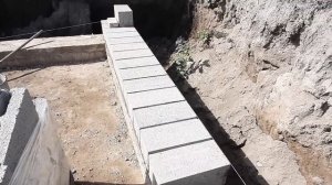 Кладка первого ряда стеновых пескобетонных блоков. Строительство дома своими руками.