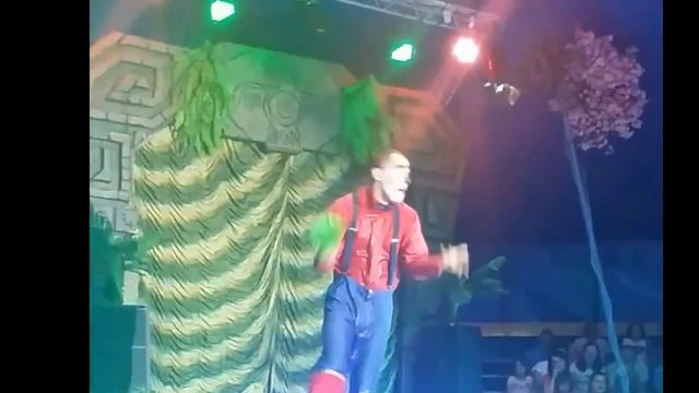 Веселий клоун і вода, клоун бавиться м'ячиком і водою, подивіться, що з того вийшло смотреть онлайн