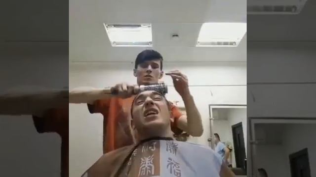 Сходил на стрижку б....я Роман Магадан и Исак Заиров #shorts смотреть онлайн