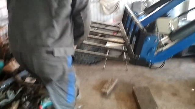 Самодельный КУН на мини-трактор. Сделали вилы для навоза. Первые испытания. смотреть онлайн