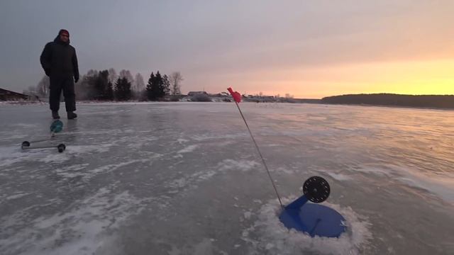 ПЕРВОЛЕДЬЕ, ЩУКА! ГОЛОДНЫЕ ЩУКИ ГЛОТАЛИ НАШИХ ЖИВЦОВ, КЛЁВ РАДОВАЛ НАС ВЕСЬ ДЕНЬ, РЫБАЛКА НА НЕЙВЕ! смотреть онлайн