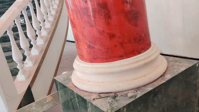 Красная венецианская штукатурка нанесенная на колонны