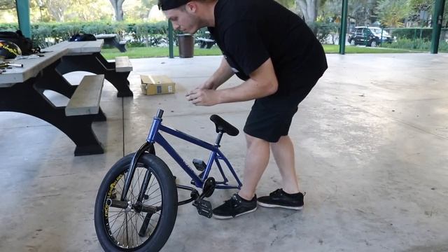 UNBOXING & BUILDING UP MY SIGNATURE BIKE! смотреть онлайн