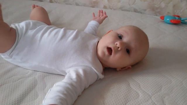 Как научить малыша ползать. Часть 1. Стимулируем игрушками. смотреть онлайн