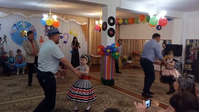 Выпускной бал в детском саду- гимназии 9 Радуга в стиле Стиляги(26) смотреть онлайн