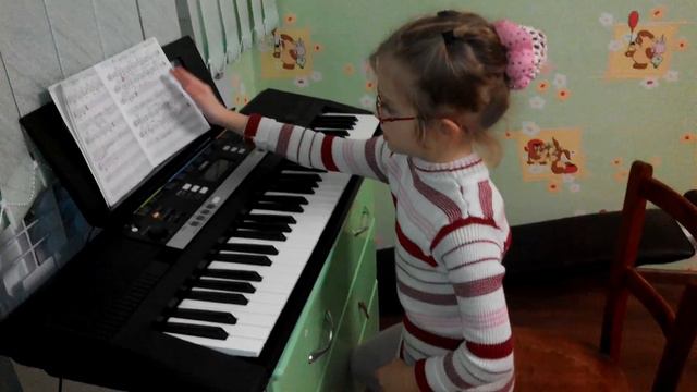 Игра на синтезаторе после месяца обучения сем лет ребенку 20150129 смотреть онлайн