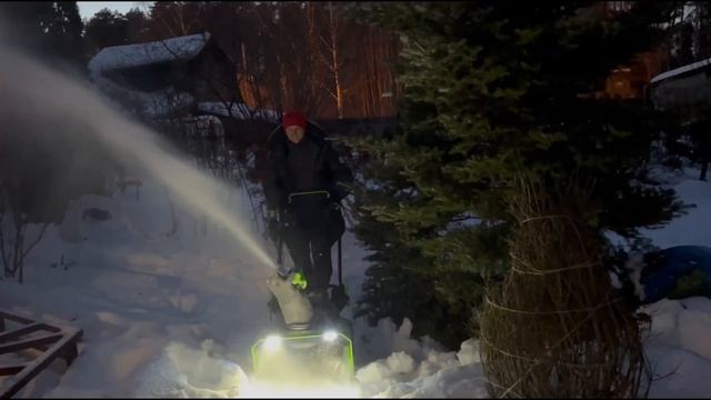 Илья Васецкий, ландшафтный дизайнер, тестирует снегоуборщик аккумуляторный Greenworks GD82ST смотреть онлайн