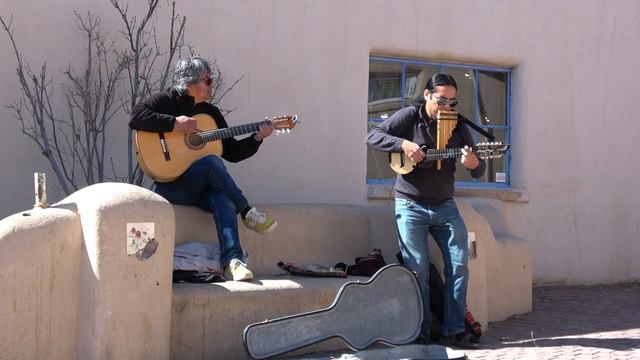 Street Performers Playing Bolivian Pan Flute and Guitar in Santa Fe - 4k UHD смотреть онлайн