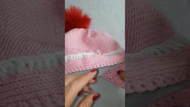 Крепление помпонa к шапочке. Attachment of the pompom to the cap. смотреть онлайн
