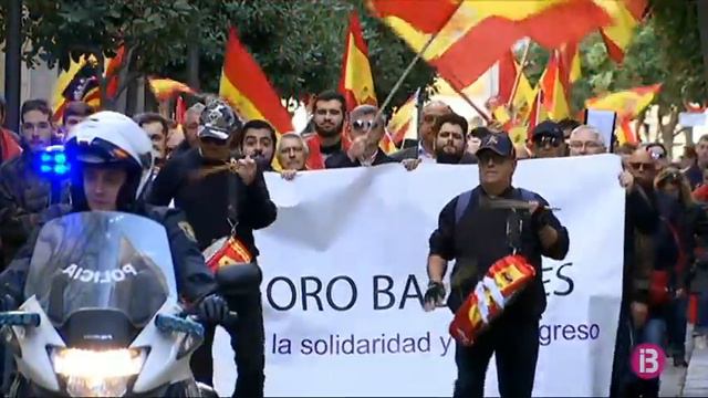 Unes 700 persones es concentren a Cort per defensar la unitat d’Espanya смотреть онлайн