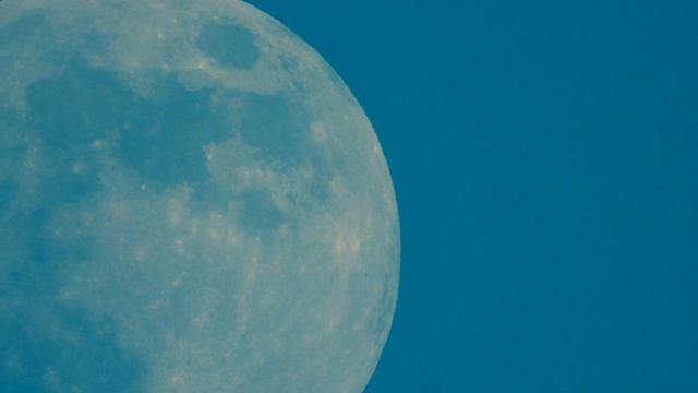 The Moon with Nikon P1000 смотреть онлайн