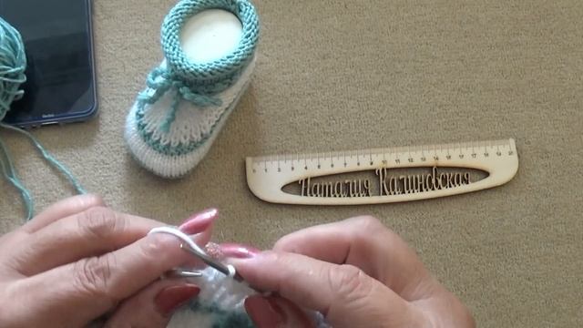 Очень простые коротенькие пинеточки. Gestrickte Babyschuhe für Neugeborene смотреть онлайн