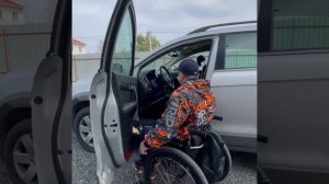 Автомобиль с ручным управлением для инвалида колясочника.