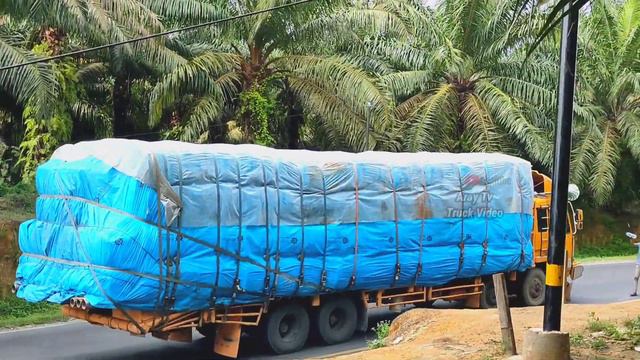 MITSUBISHI FUSO TANGKI MUATAN BERAT KETENGGAK DI TENGAH TANJAKAN EKSTRIM BUKIT KODOK