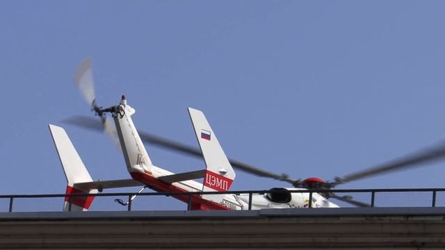 Вертолет Еврокоптер Ec-145 взлетает с крыши НИИ неотложной детской хирургии и травматологии смотреть онлайн