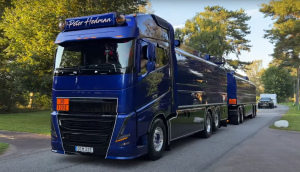 Грузовые автомобили, покидающие Truckshow