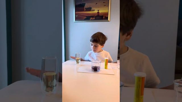 Настоящий вулкан в стакане. Простой эксперимент, который ты можешь сделать у себя дома! ✌️ смотреть онлайн