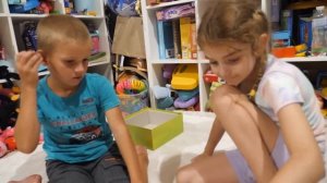 VLOG Серёжа разбил коленку. Арина играет в лотерею