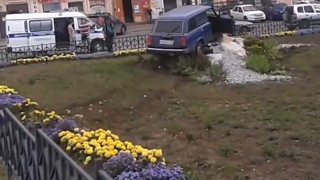 На клумбе обосновалась новая скульптура смотреть онлайн
