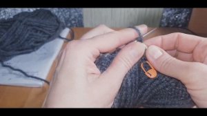 Самая модная мужская шапка вязаная спицами.