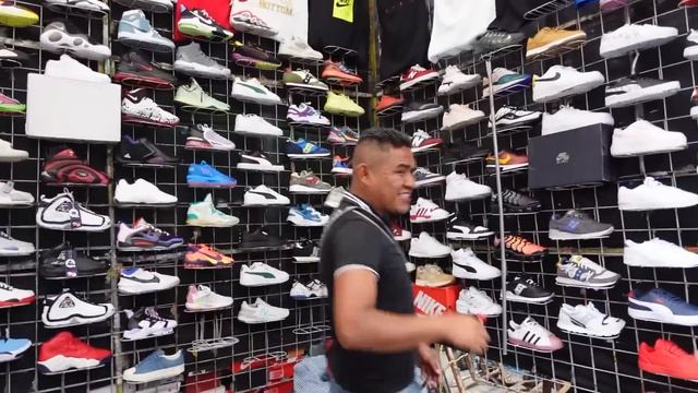 BUSCANDO GORRAS ORIGINALES EN EL TIANGUIS || Luis G смотреть онлайн